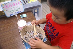 宝石すくい体験の様子